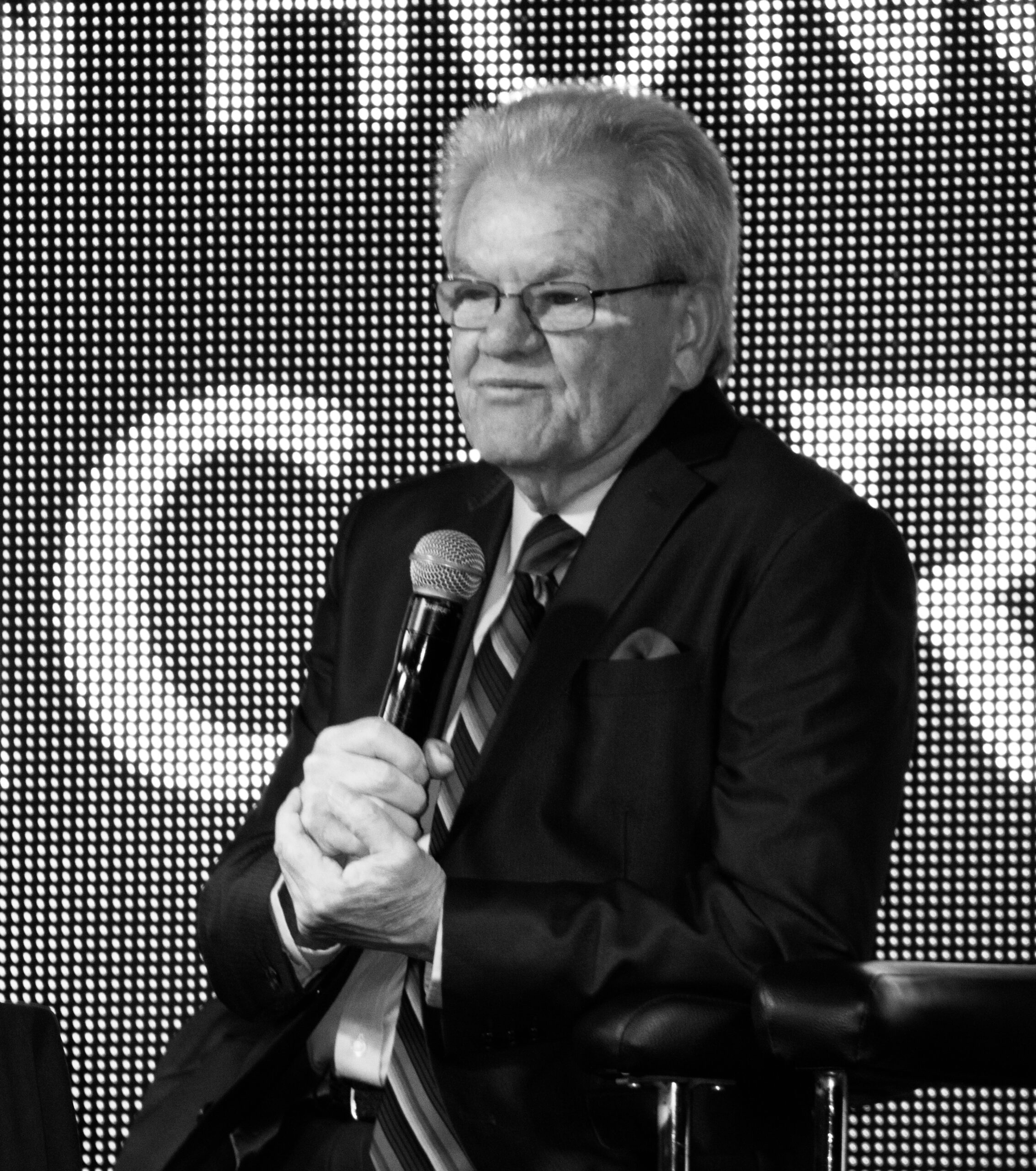 A True Legend Has Fallen – Football Mourns a Giant