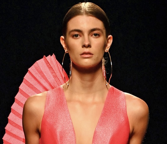 A Light Gone at 21 — The World Wakes to a Tragic Loss That Leaves Hearts Broken and the Fashion World in Shock 💔🕯️