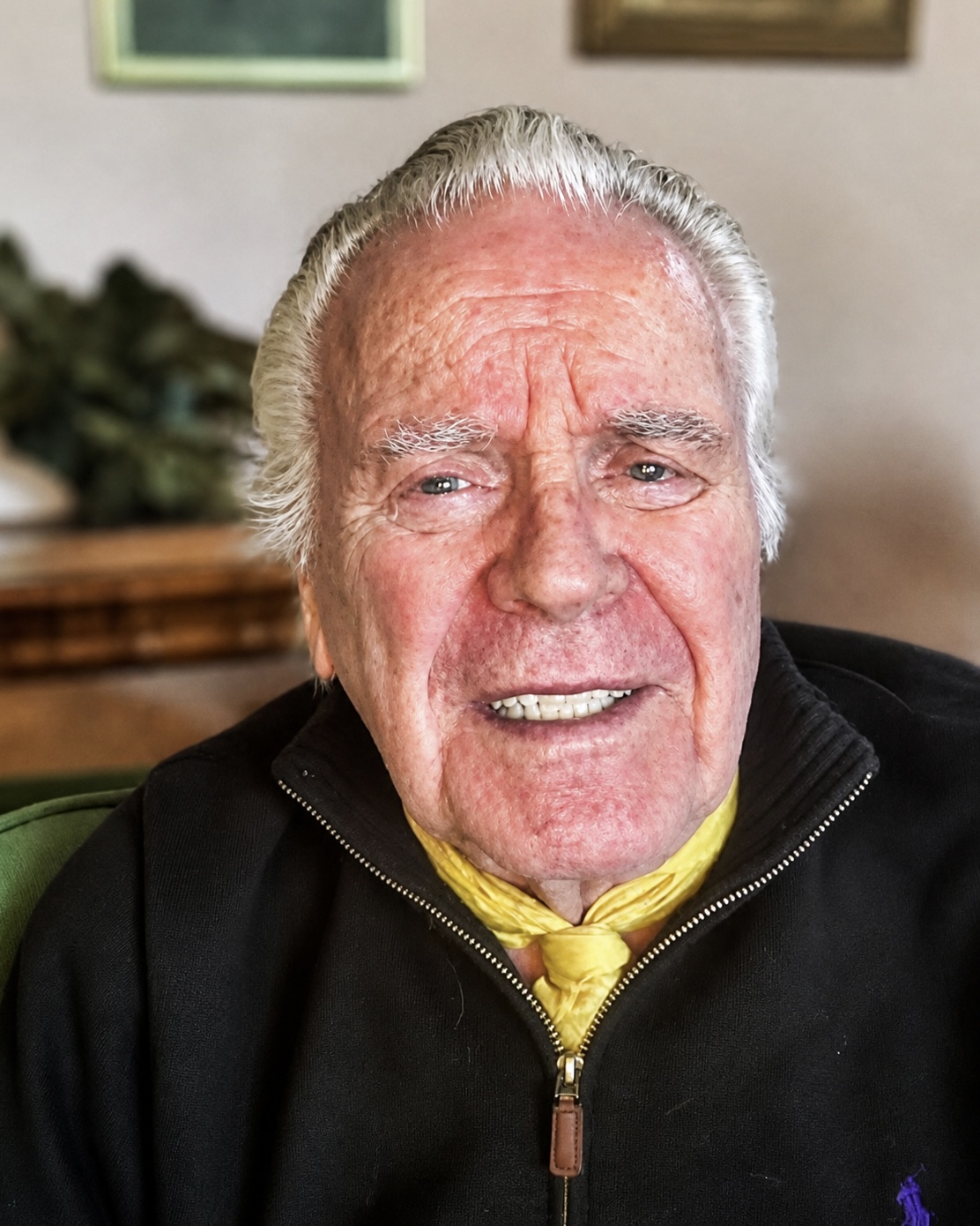 Can You Guess Which Hollywood Legend This Is?: 95 Years Old and Almost Unrecognizable!