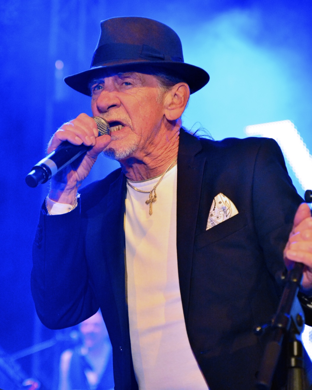 A Legendary Santana Voice Falls Silent: The Passing of Alex Ligertwood Leaves Fans Heartbroken Worldwide