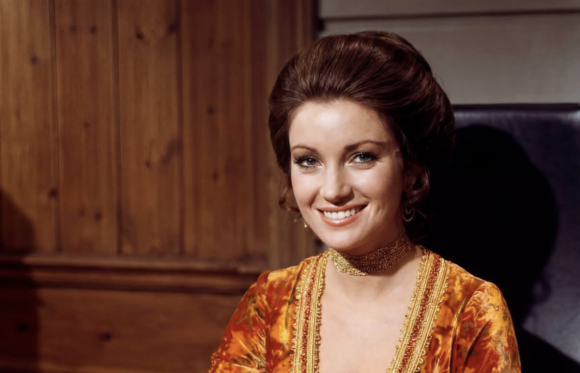 SHE READ THE CARDS… AND PREDICTED HER OWN HOLLYWOOD DESTINY!
