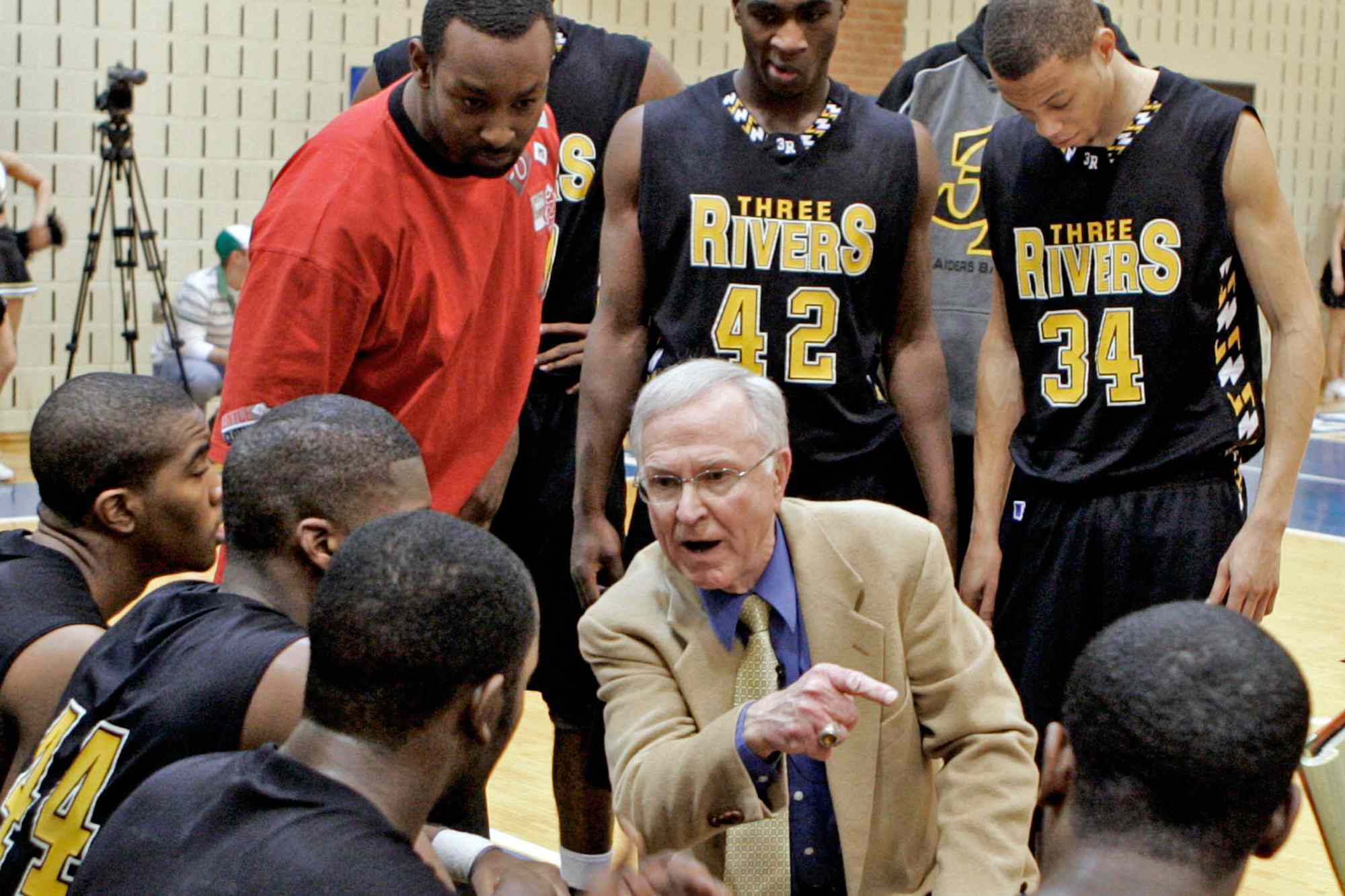 A Hall of Fame Legend Falls Silent: The Coach Who Rewrote Basketball History Has Passed Away