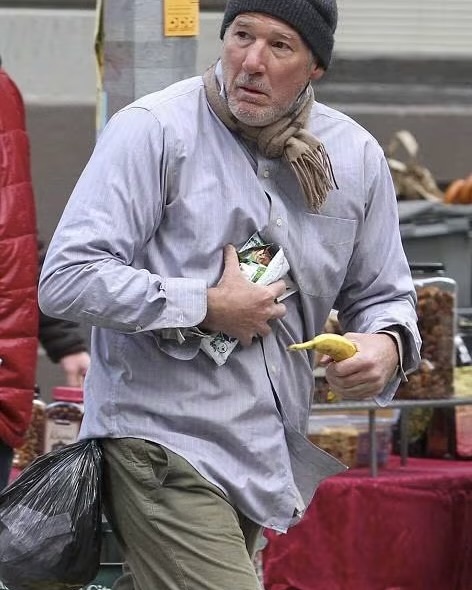 THE PHOTO THAT LEFT NEW YORK STUNNED! Nobody Realized This โHomeless Manโ Was Actually a Hollywood Legend Until It Was Too Late!