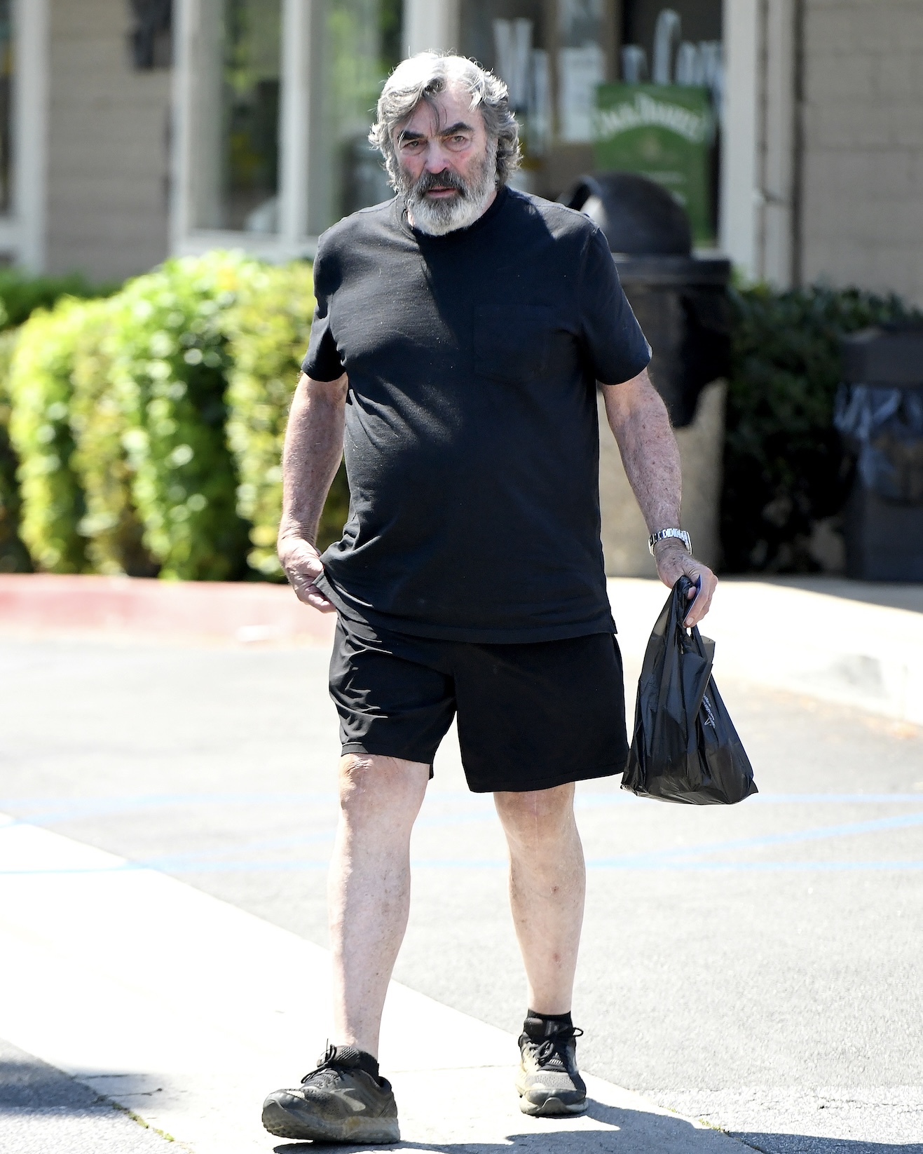 THE HOLLYWOOD LEGEND WHO STILL WALKS LIKE AN ORDINARY MANโฆ FANS CANโT HELP BUT NOTICE HIM