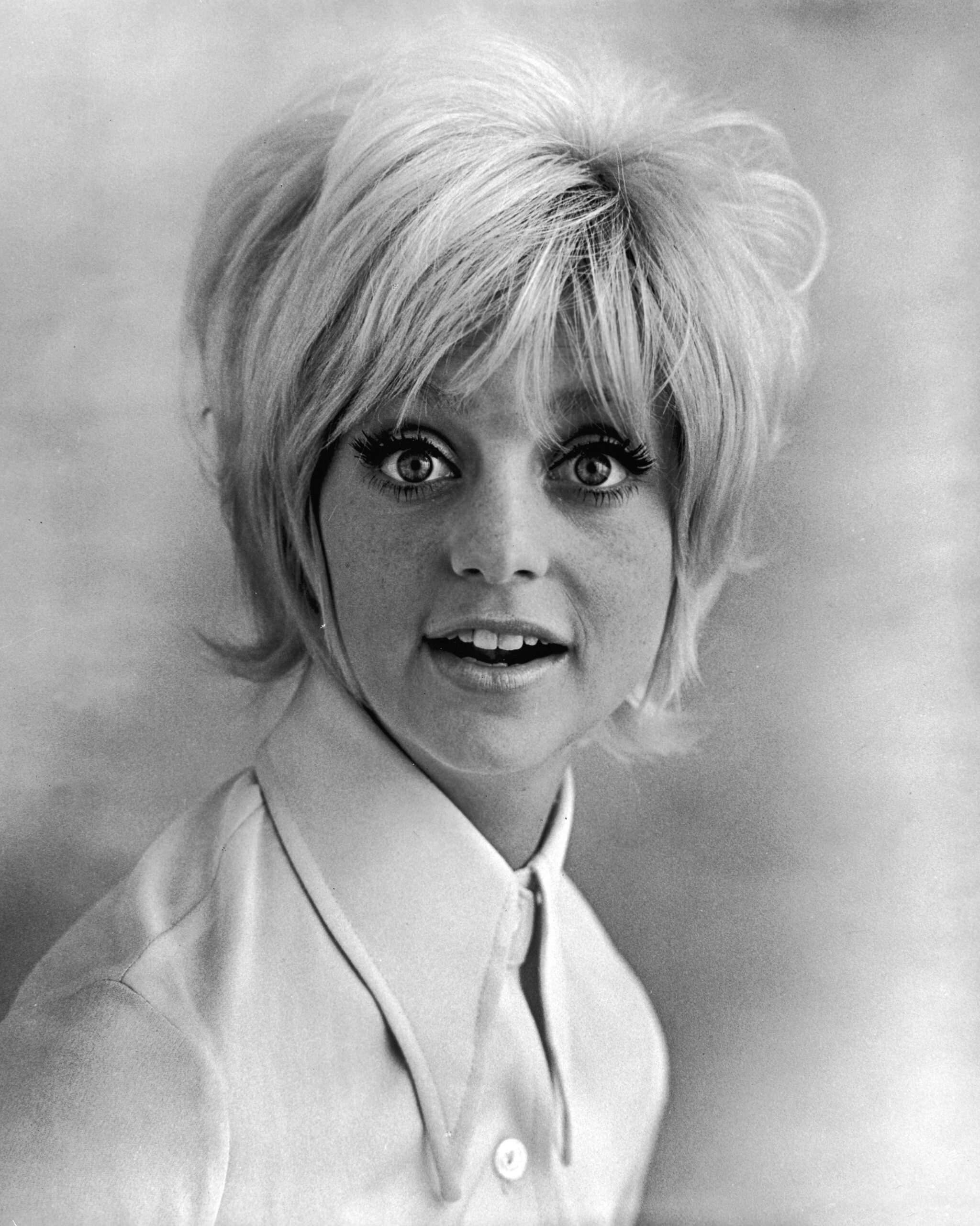 CAN YOU GUESS HER? She Went From A Dance-Loving Little Girl To One Of Hollywoodโs Most Beloved Comedy Legends!