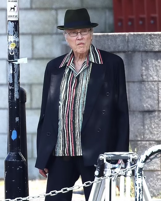 Fans Are Shocked After Seeing This Legendary Actor’s Rare New Look