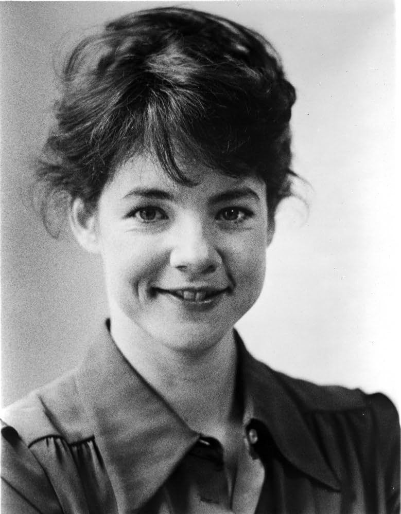 “Can You Guess This Hollywood Legend at 82? From ‘Grease’ Fame to a Secret Life in 2026…”