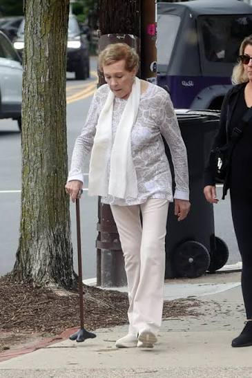 Can you recognize this legend at 9️⃣0️⃣?  Spotted out and about with a cane—fans shocked by this rare sighting of a true Hollywood icon