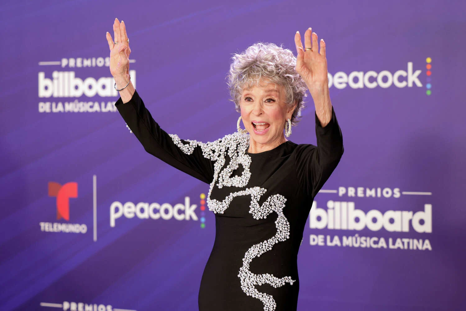 At 94 and she still looks this good. Can you guess this Hollywood legend? Rare sighting leaves fans shocked and emotional.
