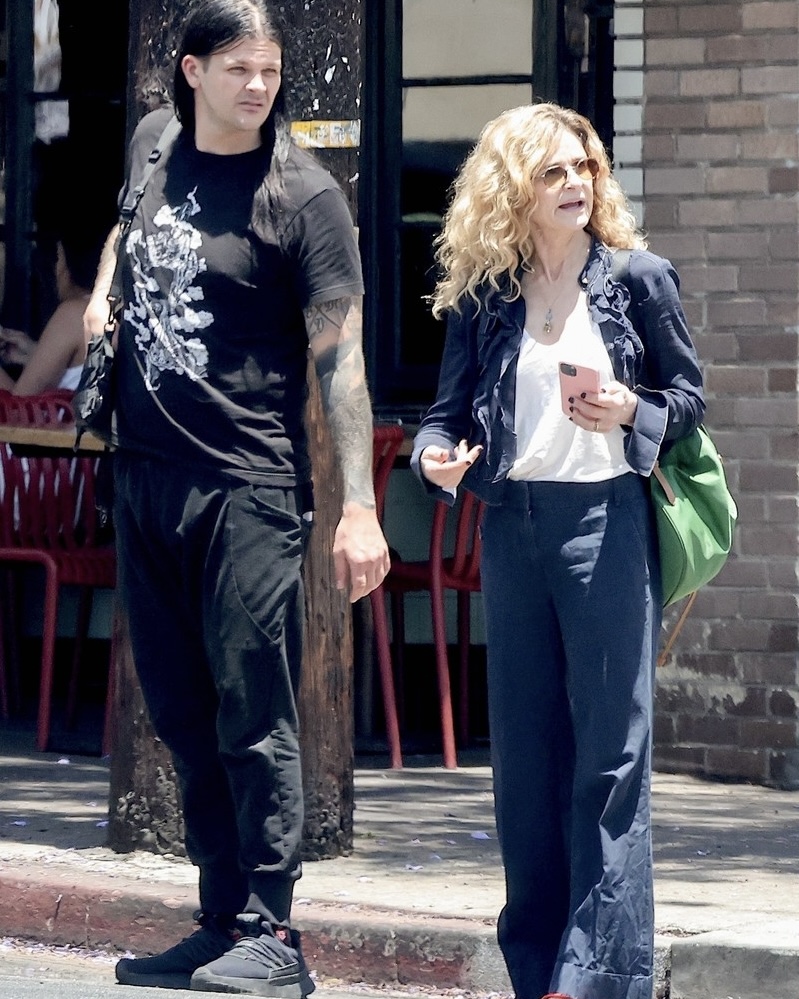 Paparazzi Spotted This Hollywood Favorite with Her Son! Can You Guess Who She Is? Their Rare Family Outing Is Winning Hearts Everywhere!